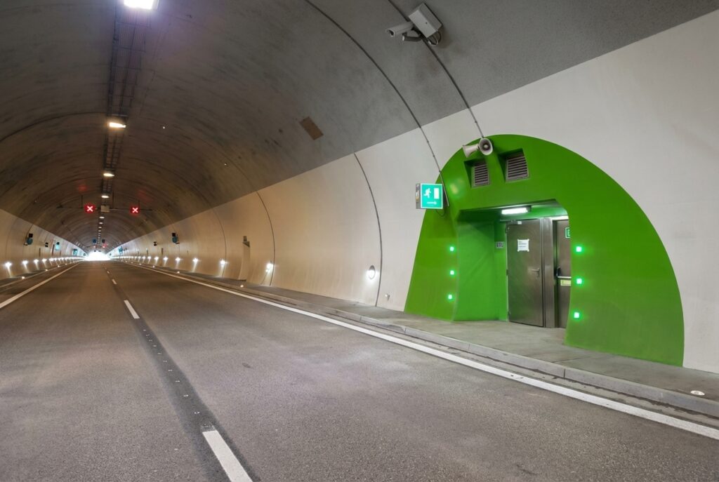 ocelove-dvere-v-tunelu