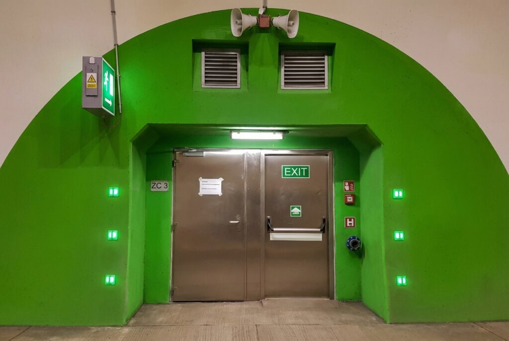 ocelove-dvere-v-tunelu-2