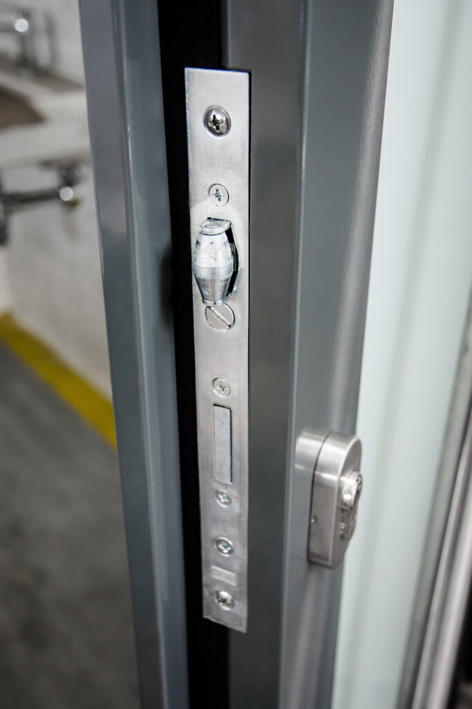 ocelove-dvere-celoprosklene-6